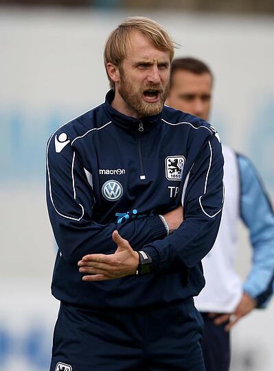 Er packte sofort mit an: Daniel Bierofka soll als Nachfolger von Benno Möhlmann den abstiegsgefährdeten TSV 1860 vor dem Abstieg in die Drittklassigkeit bewahren. Die Bilder.