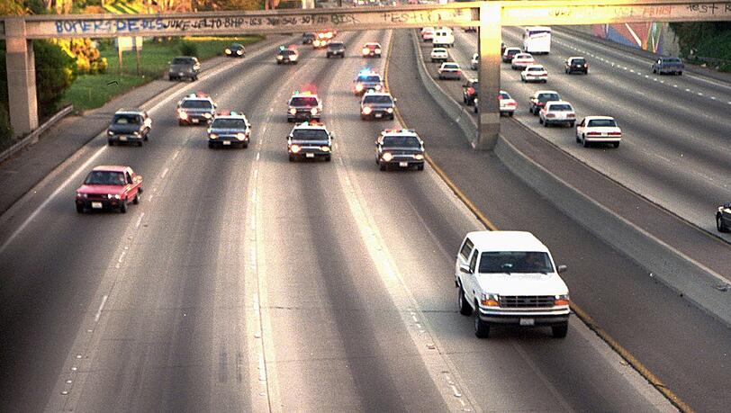 Rund 95 Millionen erlebten die Verfolgungsjagd live im Fernsehen: der weiße Ford Bronco mit O.J. Simpson. Rund 95 Millionen erlebten die Verfolgungsjagd live im Fernsehen: der weiße Ford Bronco mit O.J. Simpson.