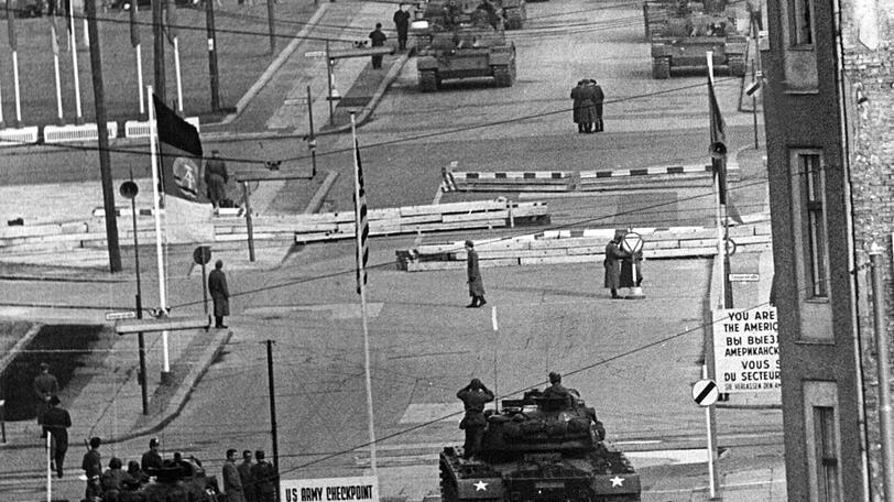 Oktober 1961: amerikanische und russische Panzer (hinten) am Checkpoint Charlie.