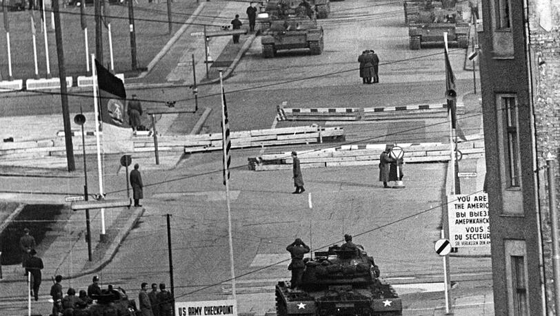 Oktober 1961: amerikanische und russische Panzer (hinten) am Checkpoint Charlie.