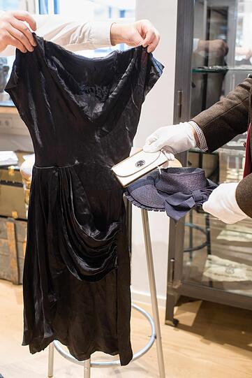 Ein Cocktailkleid und ein Strohhut - getragen von Eva Braun.