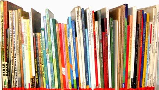 Bücher über Bücher gibt's beim Flohmarkt der Stadtbücherei. Bücher über Bücher gibt's beim Flohmarkt der Stadtbücherei.