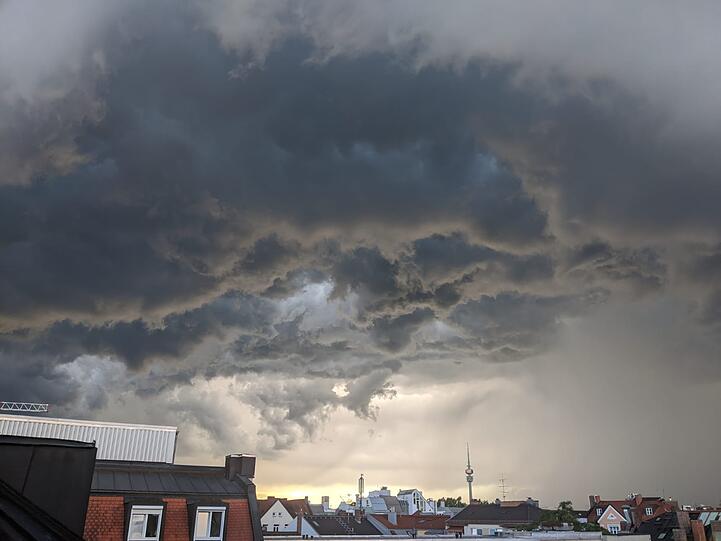 Die Bilder vom Gewitter, hier aufgenommen in Schwabing.