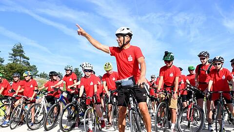 Der ehemalige Radrennfahrer Ortwin Czarnowski (M) startet auf dem Gelände der Bundesgartenschau 30 Jahre nach dem Mauerfall eine über 700 Kilometer lange Schüler-Fahrradtour mit dem Titel "Rollendes Klassenzimmer" von Heilbronn nach Berlin.