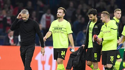 Nach der Niederlage gehen Dortmunds Trainer Marco Rose und die Spieler in Amsterdam vom Platz.