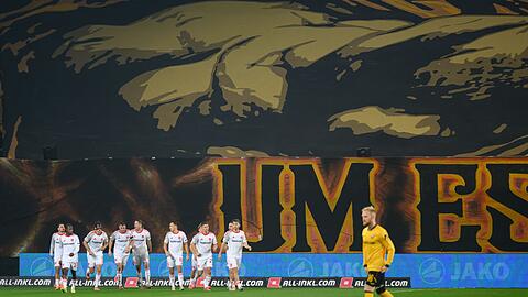 Nürnbergs Spieler jubeln nach dem Tor zum 0:1.