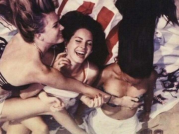 Frivole Spielereien am Strand: Lana Del Rey und ihre Freundinnen