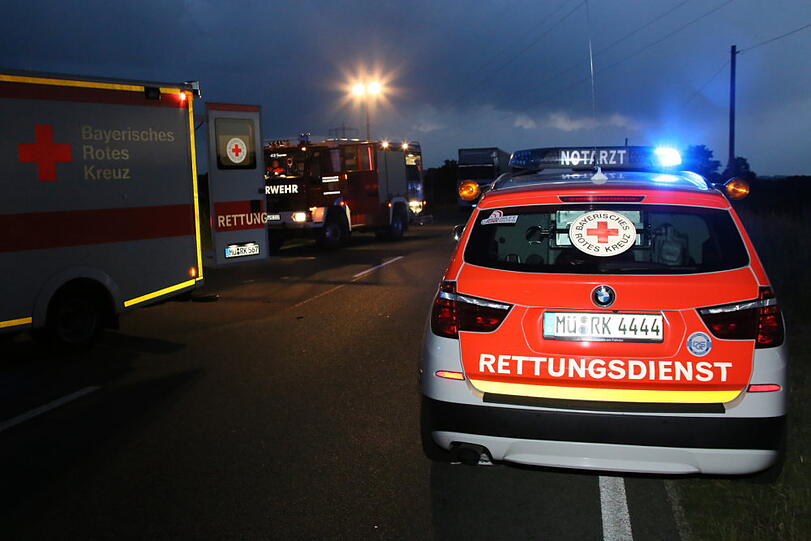 Schwerer Unfall: Ein Motorradfahrer krachte in ein entgegenkommendes Auto.