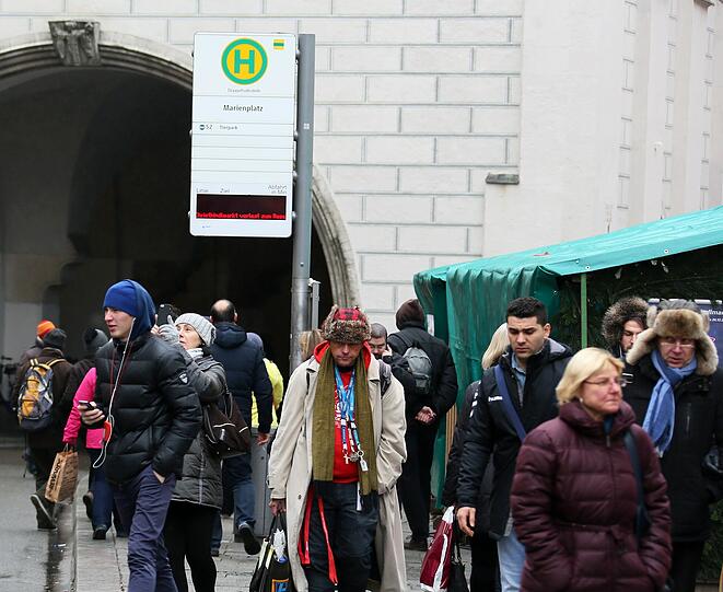 Wo heute noch zahlreiche Taxis, Busse und Räder verkehren sollen scohn bald nur noch Fußgänger gehen dürfen. Hier soll die Fußgängerzone künftig verlaufen, die Bilder.