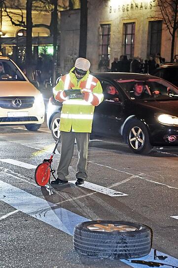 In der Blumenstraße hat es am Samstagabend heftig geknallt - die Bilder von der Unfallstelle.