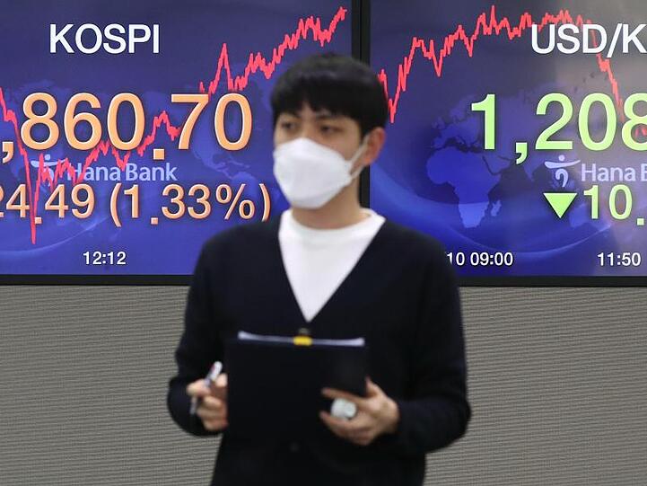 Ein Devisenhändler im Handelsraum der Hana Bank in Seoul. Die Zahl der Neuinfektionen in Südkorea bewegt sich weiter auf geringem Niveau.