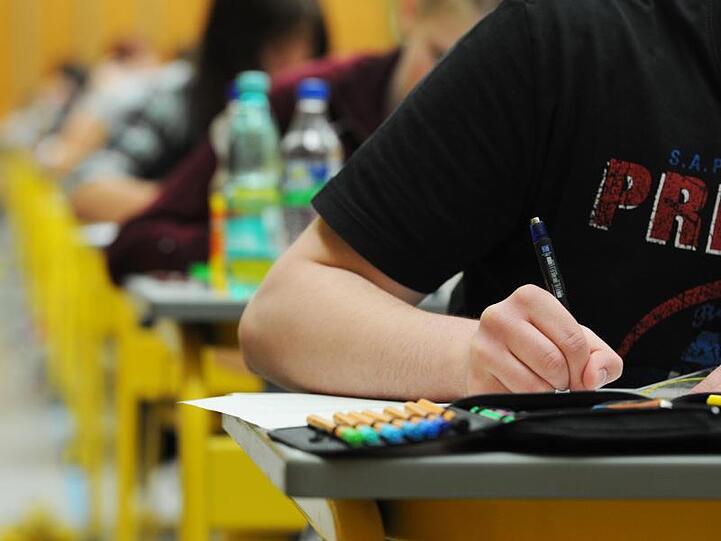 Das Bayerische Kultusministerium verschiebt nun auch die Prüfungen für die Mittleren Schulabschlüsse und die besondere Leistungserhebung zum qualifizierenden Abschluss der Mittelschule um 14 Tage. (Archivbild)
