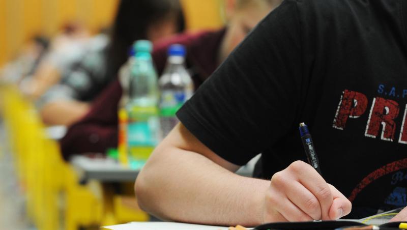 Das Bayerische Kultusministerium verschiebt nun auch die Prüfungen für die Mittleren Schulabschlüsse und die besondere Leistungserhebung zum qualifizierenden Abschluss der Mittelschule um 14 Tage. (Archivbild) Das Bayerische Kultusministerium verschiebt nun auch die Prüfungen für die Mittleren Schulabschlüsse und die besondere Leistungserhebung zum qualifizierenden Abschluss der Mittelschule um 14 Tage. (Archivbild)
