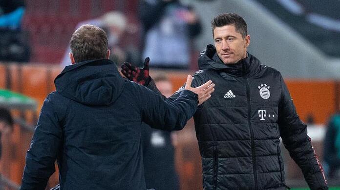 "Wir wissen alle, und das weiß Robert auch, dass vieles zusammenkommen muss, damit das so weitergeht. Wir arbeiten daran", sagt Bayern-Trainer Hansi Flick (l.) über seinen Stürmer.