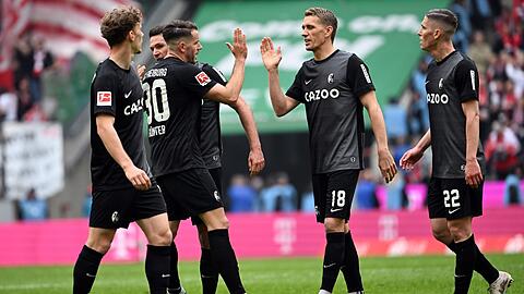 Freiburgs Spieler feiern den Auswärtssieg in Köln.