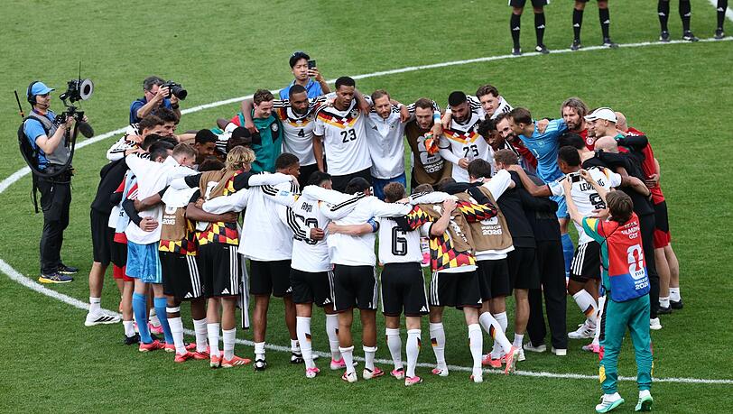 Das DFB-Team feiert den Erfolg in Toronto. Das DFB-Team feiert den Erfolg in Toronto.