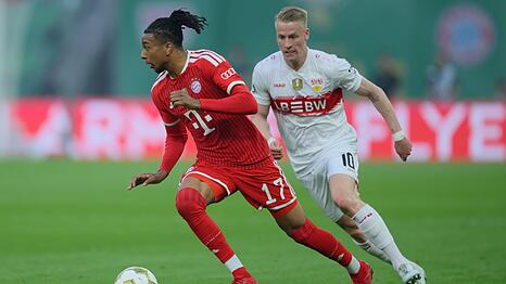 Zum Auftakt der neuen Bundesliga-Saison trifft der FC Bayern M&uuml;nchen auf den VfB Stuttgart (Freitag, 28. August, live bei SAT.1 und Sky). Im Bild: Michael Olise (links) und Chris F&uuml;hrich beim DFB-Pokalfinale im Mai.