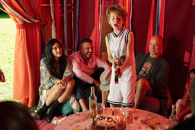 Nachdem ihm seine Mutter das Spielzeuggewehr weggenommen hat, baut sich Theo (Levin Wopp, zweiter von rechts) einfach eins aus Legosteinen. Sofia (Sogol Faghani), Timo (Edin Hasanović, zweiter von links) und Hans (Heiner Lauterbach) finden es, anders als Marlene, lustig.