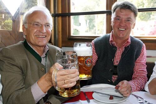 "Ich bin ein Feiertier", sagt Louis van Gaal über sich selbst. Hier sehen wir ihn (re.) mit Edmund Stoiber auf der Wiesn. Seinen Spielern gegenüber ist er oft nicht immer in Feierlaune.