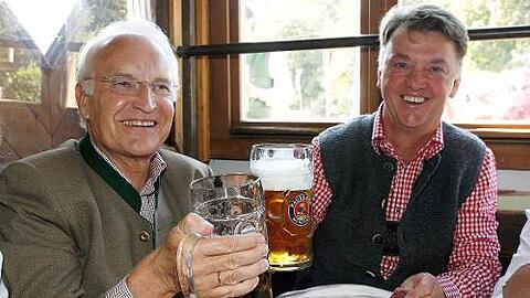"Ich bin ein Feiertier", sagt Louis van Gaal über sich selbst. Hier sehen wir ihn (re.) mit Edmund Stoiber auf der Wiesn. Seinen Spielern gegenüber ist er oft nicht immer in Feierlaune.