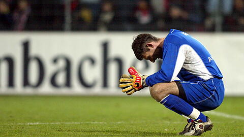 Foto von 2004: DFB-Pokal, Achtelfinale LR Ahlen - FC Hansa Rostock im Wersestadion in Ahlen: Meier enttäuscht