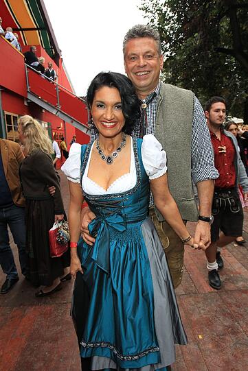 Promis präsentieren ihre Trachten auf der Wiesn 2012