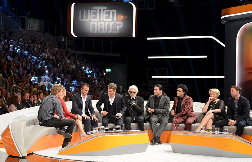 Ein bisschen Couch-Talk mit der Gästerunde - auch neu: Alle "Wetten, dass...?"-Gäste sind neuerdings von Anfang an auf der Bühne dabei. Eine richtig gemütliche Talk-Runde entsteht diesen Samstagabend trotzdem nur schwer. Woran liegt's?