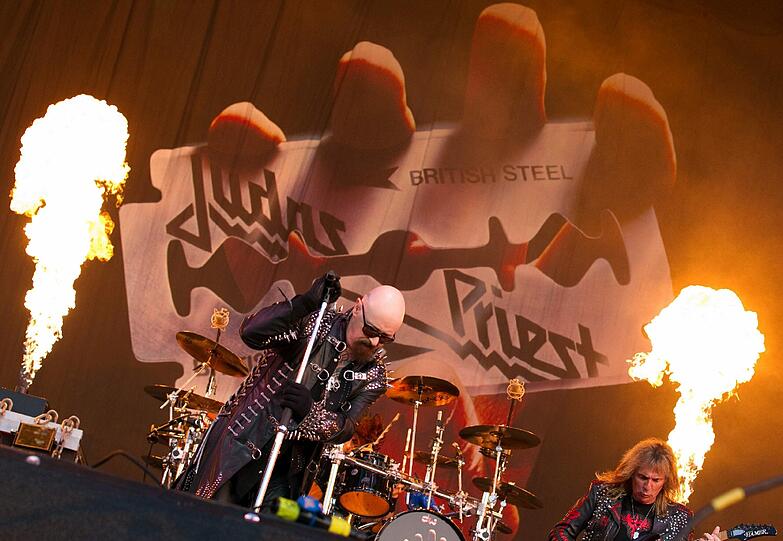 Wet T-Shirts, wilde Rocker, schräge Outfits: So verrückt war das Wacken-Festival 2011. wir zeigen die besten Bilder. EInfach weiterklicken!