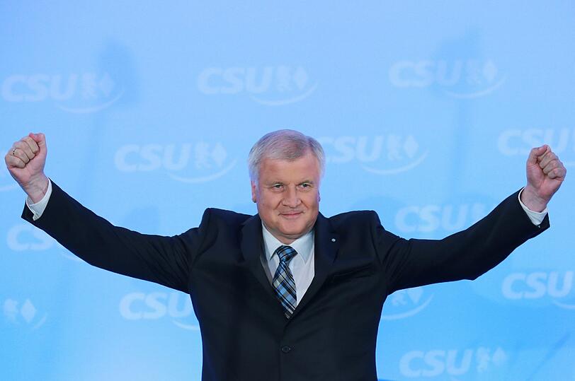 Ministerpräsident Horst Seehofer (CSU) sieht in dem Ergebnis der Landtagswahl einen historischen Erfolg seiner Partei. &bdquo;Wir sind wieder da&ldquo;, sagte der Parteivorsitzende am Sonntagabend in München.