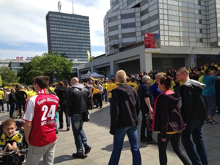 Das Berliner Stadtbild wird ganz klar von den Fans des BVB dominiert. Man kann jedoch immer mal wieder einen FCB-Fan erblicken.