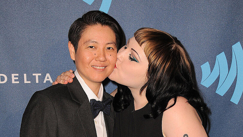 Beth Ditto (r.) und Kristin Ogata bei den GLAAD Media Awards 2013 Beth Ditto (r.) und Kristin Ogata bei den GLAAD Media Awards 2013
