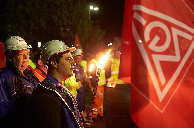 Beschäftigte von Thyssen-Krupp-Rasselstein nehmen vor dem Werk in Andernach an einem Warnstreik teil. Foto: Thomas Frey