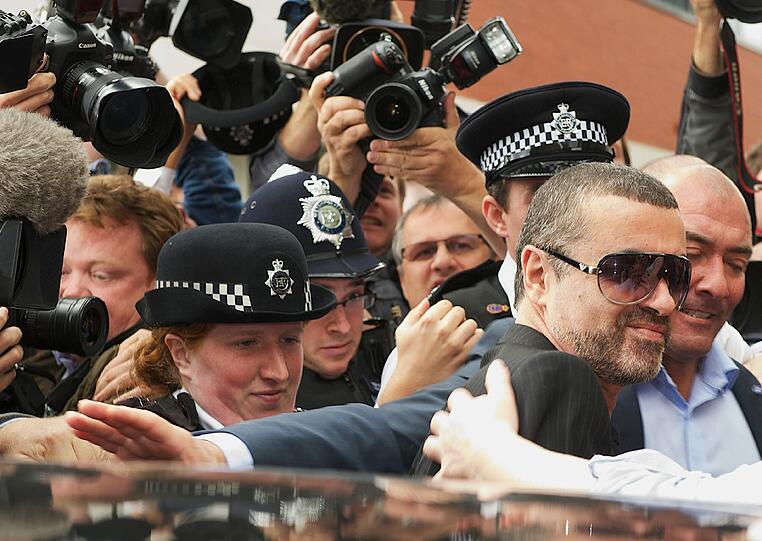 24.08.2010: George Michael, verlässt den Highbury Magistrate Court in London. Michael wurde angeklagt wegen dem Fahren unter Einfluss von Drogen.
