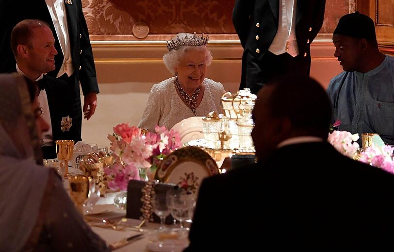 Die Queen amüsiert sich am Tisch