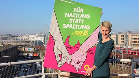 Mit bunten Plakaten im Pop-Art-Stil wollen OB-Kandidatin Katrin Habenschaden und ihre Grünen den Nerv der Münchner treffen.