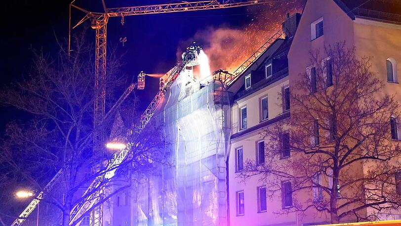 Bei dem Großbrand in Schwabing entsteht ein Millionenschaden. Die Feuerwehr ist mit 120 Mann vor Ort.