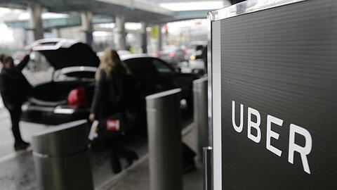 Die Taxibranche demonstriert am 10. April in rund 30 deutschen Städten gegen Uber und andere Fahrdienste.