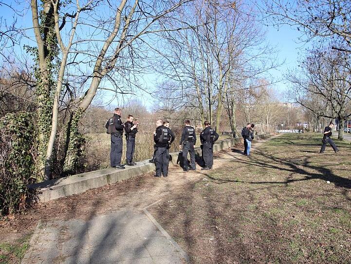 Polizisten während der Suche nahe dem Britzer Garten in Berlin.