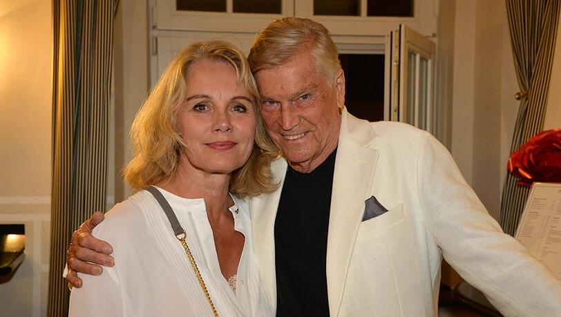 Geschafft: Schauspielerin Maike Bollow und Jochen Busse nach dergeglückten Premiere in der Komödie im Bayerischen Hof.
