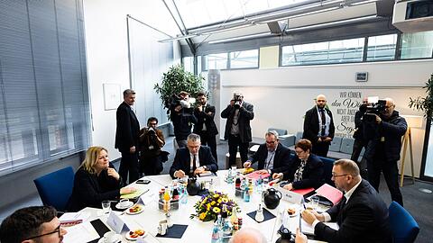 Bundesinnenministerin Nancy Faeser (2.v.l), Verdi-Chef Frank Werneke (r.), der dbb-Vorsitzende Ulrich Silberbach (M.) und weitere Teilnehmer zu Beginn der dritten Tarifverhandlungsrunde in Potsdam.
