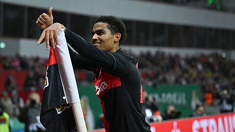 Leverkusens Amine Adli bejubelt sein Tor zum 2:0.