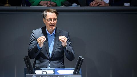 Gesundheitsminister Karl Lauterbach rechnet ab 2026 mit stabilen Krankenkassenbeiträgen. (Archivbild)