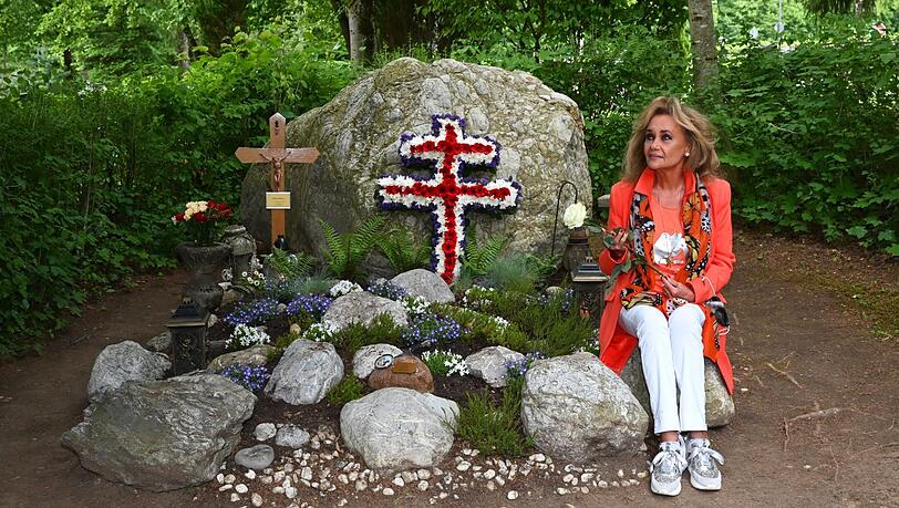 Am Grab von ihrem geliebten Mann: Hella Brice auf dem Friedhof in Gräfelfing.