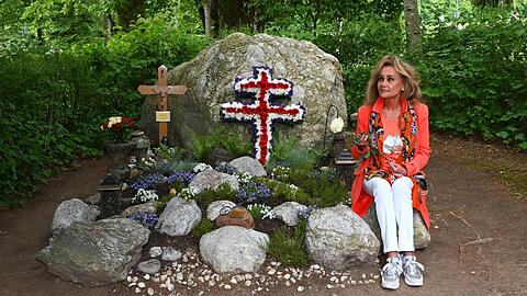 Am Grab von ihrem geliebten Mann: Hella Brice auf dem Friedhof in Gräfelfing.
