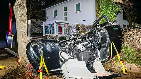 Das Auto, in dem die beiden Frauen saßen, wurde durch den Zusammenprall von der Fahrbahn geschleudert und zwischen zwei Bäumen eingeklemmt.