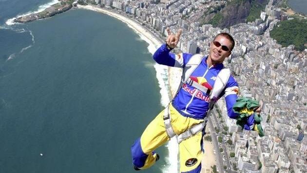 Felix Baumgartner springt aus einem Helikopter – in Rio 2004. Später flog er auch selbst Helikopter.