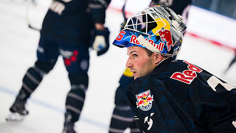 "Die Schuldfrage stelle ich mir nie, es sind immer die Umstände, die dazu führen", sagt EHC-Goalie Mathias Niederberger über seinen Umgang mit Gegentoren.