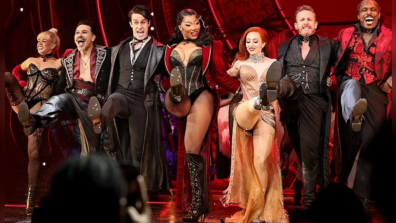 Megan Thee Stallion (M.) bei ihrem Auftritt im Musical "Moulin Rouge!". Megan Thee Stallion (M.) bei ihrem Auftritt im Musical "Moulin Rouge!".