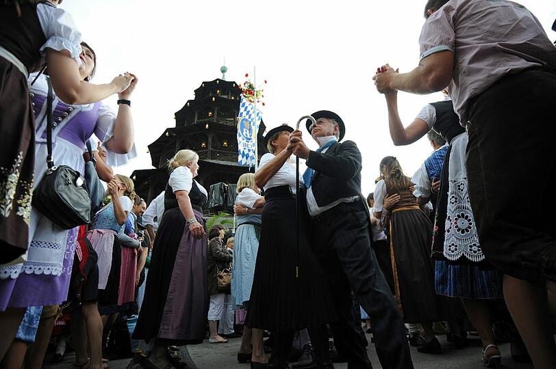 Tanzen und Feiern im Morgengrauen: die besten Bilder vom Kocherlball am Chinesischen Turm.