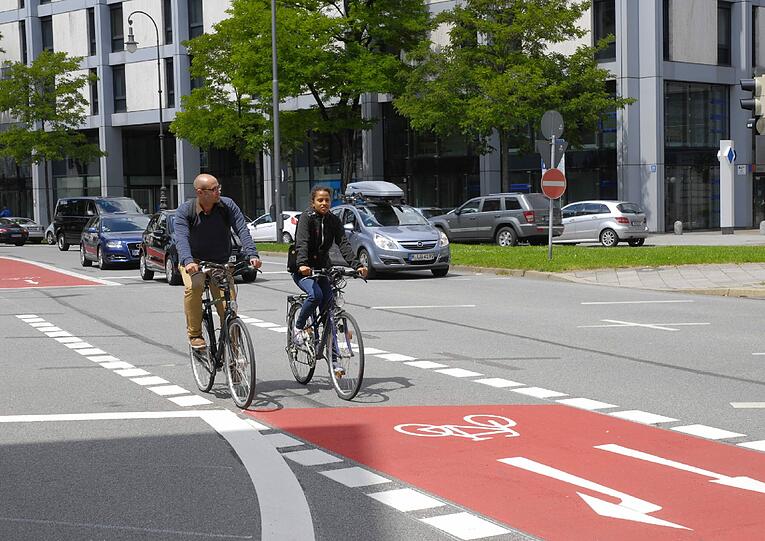 Immer häufiger bekommen Radler eigene Fahrspuren auf der Straße - wie hier in der Briennerstraße.